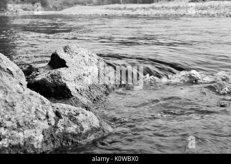 Una piccola cascata di roccia di fiume in bianco e nero Foto Stock