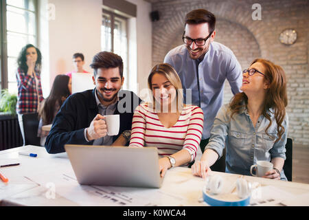 Un gruppo di giovani architetti che lavorano su laptop Foto Stock