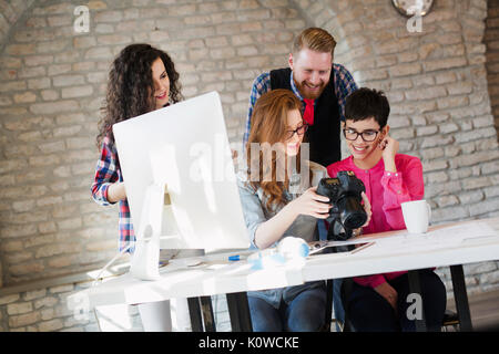 Gruppo di prospettiva di giovani progettisti che lavorano con la fotocamera Foto Stock