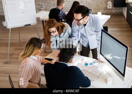 Un gruppo di giovani architetti in prospettiva di discutere in ufficio Foto Stock