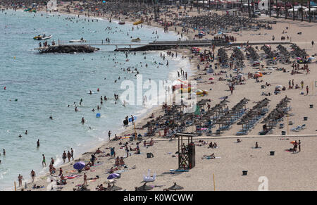 I turisti nuotare o godere di attività marine come essi sunbatthe nella spiaggia di Magaluf in spagnolo isola delle Baleari di Maiorca