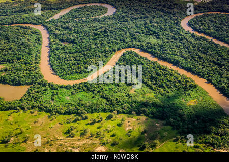 Rio Aquidauana fluisce attraverso la giungla, Pantanal, Mato Grosso do Sul, Brasile Foto Stock