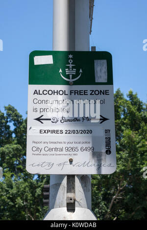 Postato su un cartello stradale a Sydney Australia alcol Free Zone, a vietare il consumo pubblico di alcolici per le strade in questa zona nei pressi di Hyde Park Foto Stock