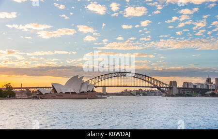 Il Circular Quay e rocce al tramonto, skyline di Sydney Opera House, Harbour Bridge, l'Opera, il Quartiere Finanziario, il distretto bancario Foto Stock