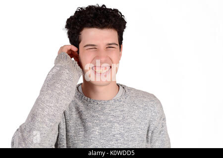 Ritratto di un giovane uomo che copre le sue orecchie. Isolato sullo sfondo bianco. Foto Stock