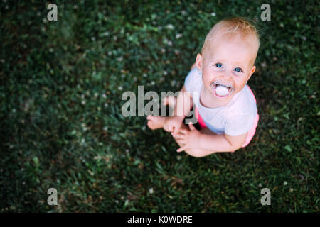 Ritratto di Grazioso baby sitter su prato Foto Stock