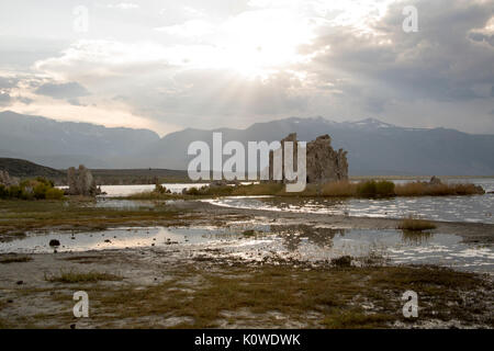 Tramonto su formazioni rocciose a Mono Lago di tufo Riserva Statale. Foto Stock