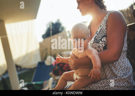 Ritratto di madre felice tiene il suo bambino Foto Stock