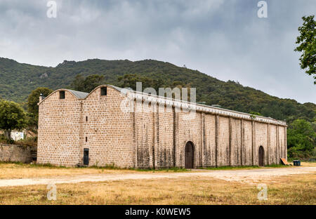 Azienda principale edificio a ex penitenziario Coti-Chiavari, costruito nel XIX secolo, ora parte della cantina nella foresta di Chiavari, Corsica, Francia Foto Stock