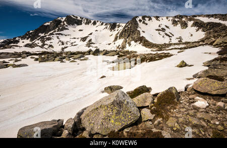 Monte Renoso summit su congelati Lac de Bastiani e campo di neve, in primavera, GR 20 variante, Haute-Corse, Corsica, Francia Foto Stock