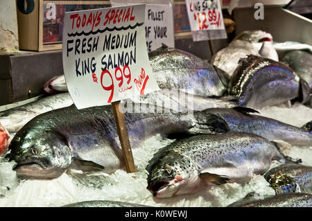 Visualizzare il salmone su ghiaccio il Mercato di Pike Place Seattle Foto Stock