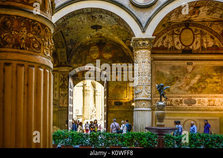 L'interno rinascimentale del cortile di Palazzo Vechio in Piazza della Signoria a Firenze Italia Foto Stock