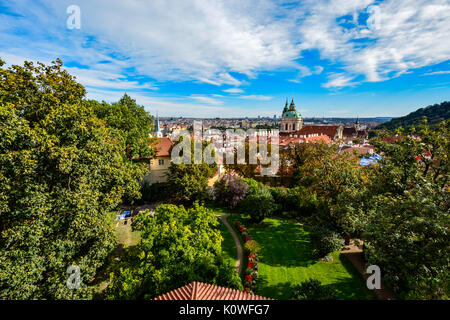Vista di Praga in una giornata di sole a inizio autunno dal Castello di Praga complesso Foto Stock