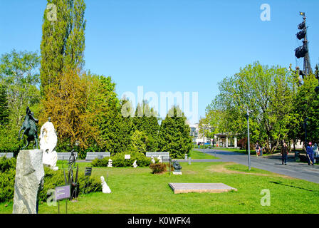 Scultura nel parco in primavera e la galleria Tretyakov di Mosca Foto Stock