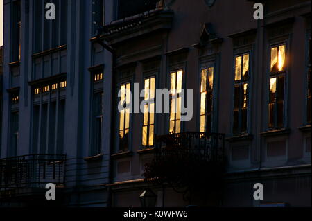 Sole di mattina riflette su windows allo spuntar del giorno Foto Stock