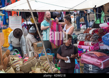 I turisti nel mercato artigianale Villa de Leyva Colombia Foto Stock