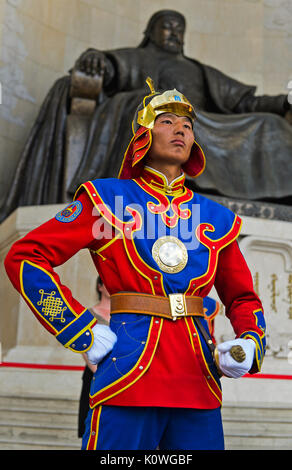 Guardsman di mongolo Forze Armate onorario di guardia in uniforme tradizionale di fronte al monumento di Gengis Khan, Ulaanbaatar, in Mongolia Foto Stock