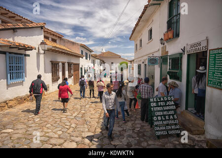 La gente per strada durante la Fiesta in Villa de Leyva Colombia Foto Stock