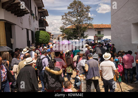 La folla in strada durante la Fiesta in Villa de Leyva Colombia Foto Stock