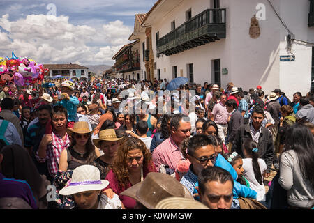 Luglio 15, 2017 Villa de Leyva, Colombia: folla riempie le strade della città coloniale durante il religioso annuale fiesta Foto Stock