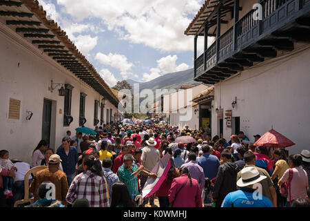 Luglio 15, 2017 Villa de Leyva, Colombia: folla riempie le strade della città coloniale durante il religioso annuale fiesta Foto Stock