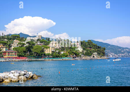 Bella vista diurna a Santa Margherita Ligure city e blu dell'acqua. Italia bellezze. Foto Stock