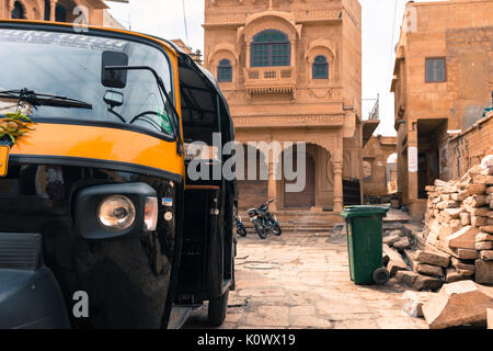 JAISALMER, Rajasthan, India - 06 Marzo 2016: immagine orizzontale di nero e giallo tuk tuk in Jaisalmer, noto come Golden City in India. Foto Stock