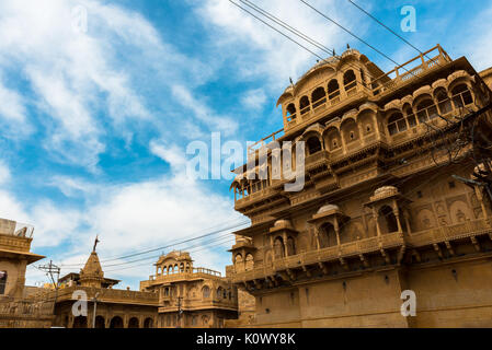 Ampio angolo di foto della fantastica Jaisalmer Palace Museum, scolpito in pietra arenaria gialla architettura in Jaisalmer, noto come Golden City in India. Foto Stock