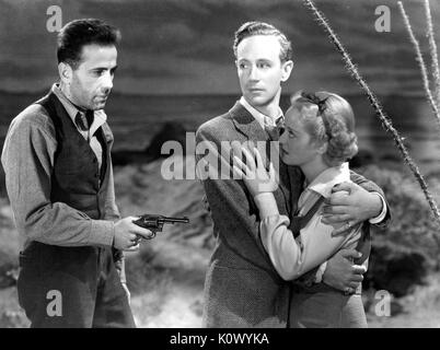 Bette Davis nelle braccia di un uomo, un altro uomo li minaccia con una pistola, in un film ancora, 1949. Credito Foto Collezione Smith/Gado/Getty Images. Foto Stock