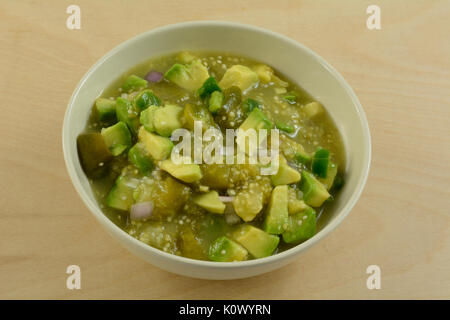 In casa chunky avocado tomatillo salsa verde salsa o immergere nella vaschetta di colore bianco Foto Stock