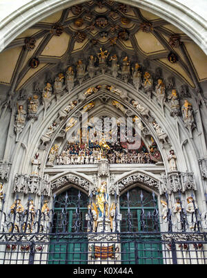 La notevole scultura, l'ultima sentenza scolpita sopra l'ingresso principale di San Vincenzo Cattedrale (Munster Kirche) a Munsterplatz, Berna, Switzerla Foto Stock