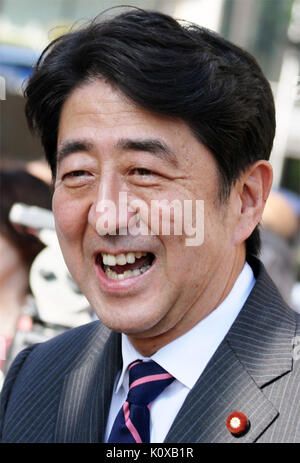 Shinzo Abe 2012 02 (ritagliate) Foto Stock