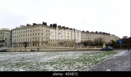 Adelaide Crescent (lato ovest, guardando verso nord-ovest), Hove (codice NHLE 1187537) (gennaio 2013) (3) Foto Stock