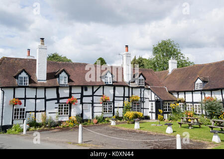 I tori Head Inn nel villaggio di Wootton Wawen, Warwickshire, Inghilterra, Regno Unito Foto Stock