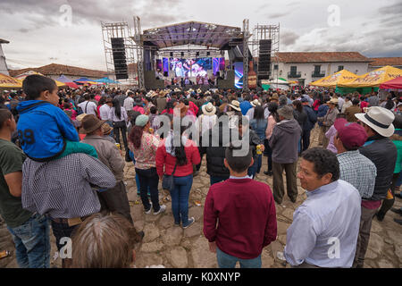 Concerto all'aperto durante la Fiesta in Villa de Leyva Colombia Foto Stock