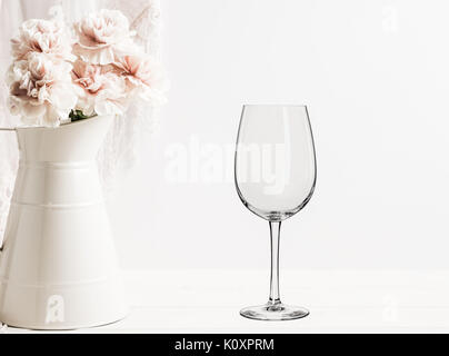 Floral mock-up di 1 bicchiere di vino accanto a un vaso di fiori, la soluzione ideale per le aziende che vendono le decalcomanie di vinile, adesivi, appena sovrapporre il vostro design Foto Stock