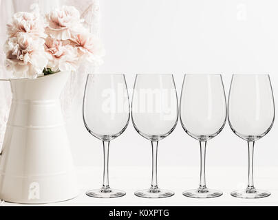 Floral mock-up di 4 bicchieri di vino accanto a un vaso di fiori, la soluzione ideale per le aziende che vendono le decalcomanie di vinile, adesivi, appena sovrapporre il vostro design Foto Stock