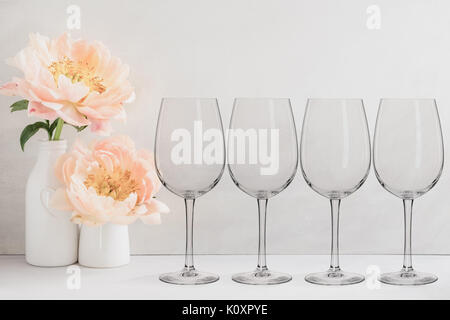 Floral mock-up di 4 bicchieri di vino accanto a un vaso di fiori, la soluzione ideale per le aziende che vendono le decalcomanie di vinile, adesivi, appena sovrapporre il vostro design Foto Stock