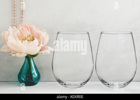 Floral mock-up di stemless due bicchieri di vino, la soluzione ideale per le aziende che vendono le decalcomanie di vinile, adesivi, appena sovrapporre il vostro design Foto Stock