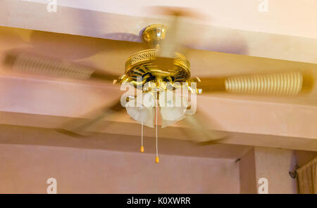 Pale mobili nel soffitto in stile vintage fan Foto Stock