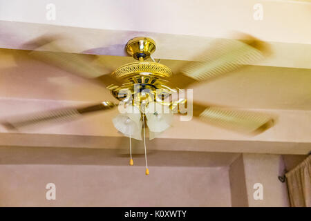 Pale mobili nel soffitto in stile vintage fan Foto Stock
