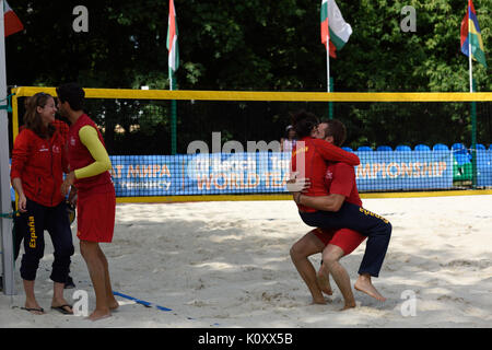 Mosca, Russia - Luglio 17, 2015: Team Spagna celebra la vittoria nella partita di ITF Beach Tennis World Team Championship contro il Venezuela. Spagna wo Foto Stock