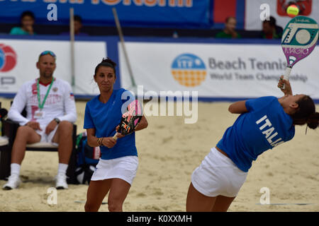 Mosca, Russia - Luglio 19, 2015: Sofia Cimatti (sinistra) e Federica Bacchetta di Italia nella partita finale del Beach Tennis World Team Championship ag Foto Stock
