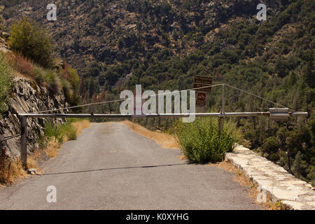 Una porta su un sentiero nella Hetch Hetchy Valley, accanto alla O'Shaughnessey Dam Foto Stock