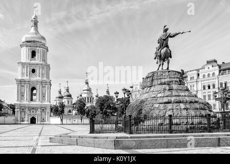 Foto in bianco e nero di saint sophia chiesa e bohdan khmelnytsky statua a Kiev, Ucraina Foto Stock