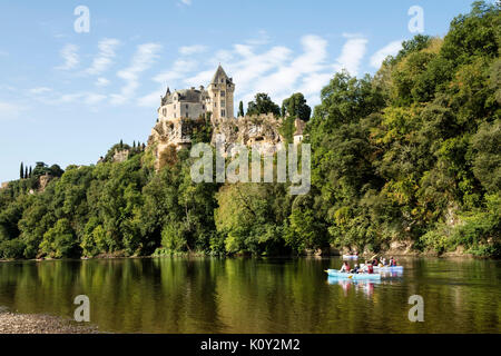 Il Chateau de Montfort sopra il fiume Dordogna, Aquitania, in Francia, in Europa Foto Stock
