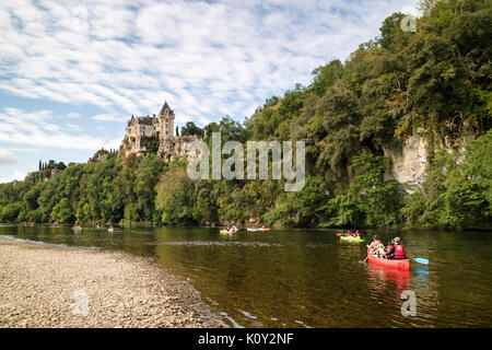 Canoisti sul fiume Dordogne Al di sotto del Chateau de Montfort, Dordogne, Aquitania, in Francia, in Europa Foto Stock