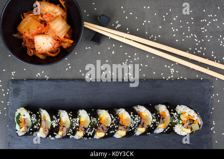 Kimbap o Gimbap cibo Coreano con carne di manzo come il Giappone sushi Foto Stock