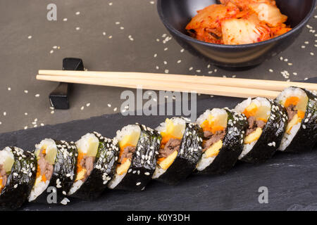 Kimbap Chamchi o Gimbap cibo Coreano con carne di manzo come il Giappone sushi Foto Stock