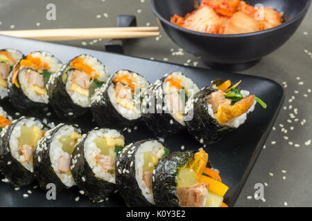 Kimbap Chamchi o Gimbap cibo Coreano con tonno piace Giappone sushi Foto Stock
